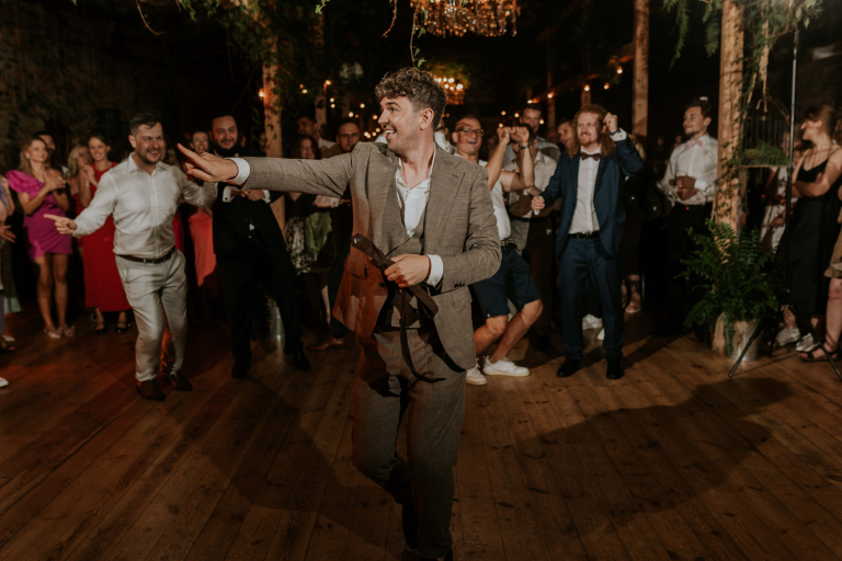 Slub-koscielny-w-plenerze 111