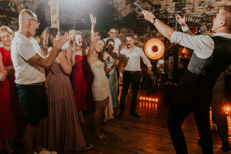 Slub-koscielny-w-plenerze 113