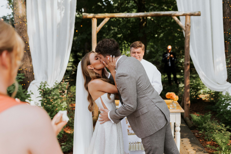 Slub-koscielny-w-plenerze 37