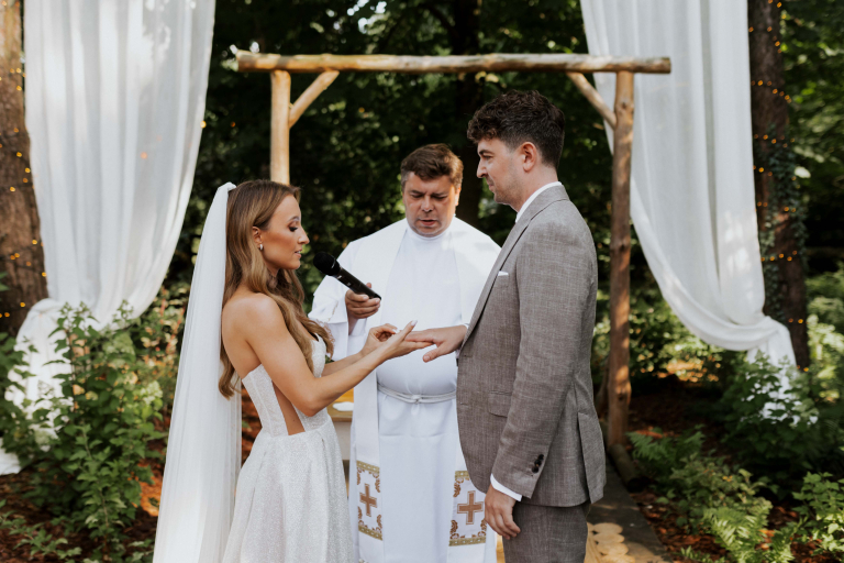 Slub-koscielny-w-plenerze 39