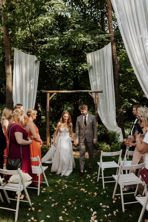 Slub-koscielny-w-plenerze 41