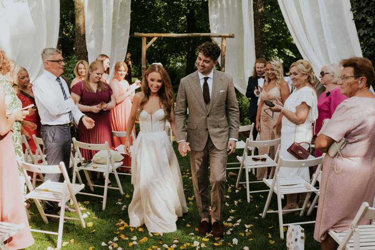 Slub-koscielny-w-plenerze 45