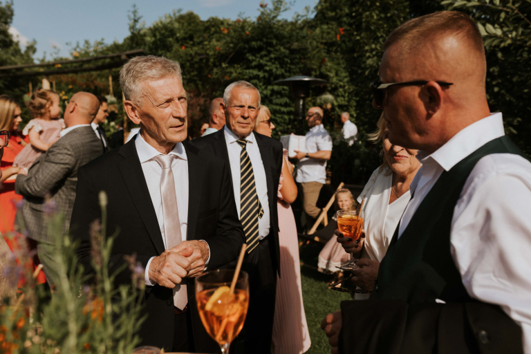 Slub-koscielny-w-plenerze 51