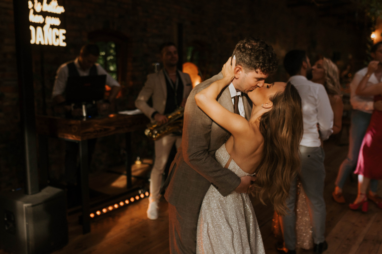 Slub-koscielny-w-plenerze 80